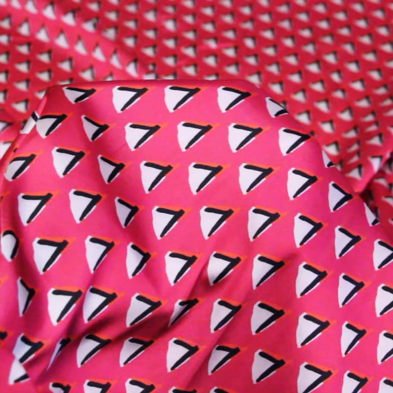 Vidéo: Satin - Triangles blancs fond fuchsia