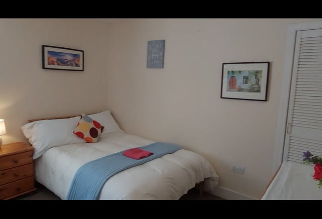 Ensuite double room near town centre Main Photo