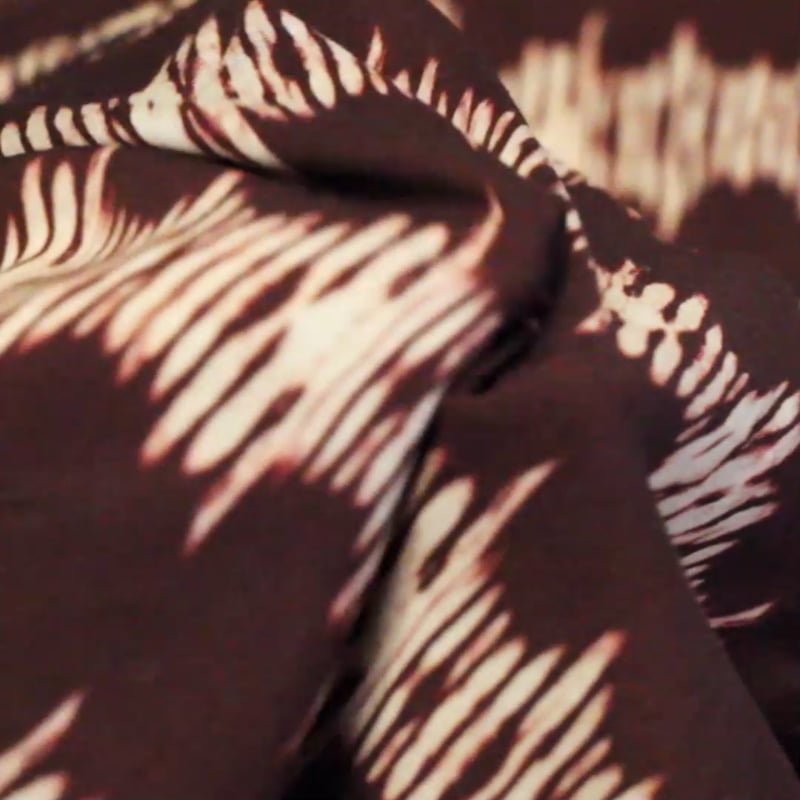 Vidéo: Étoffe 100% viscose - Onde blanche fond marron