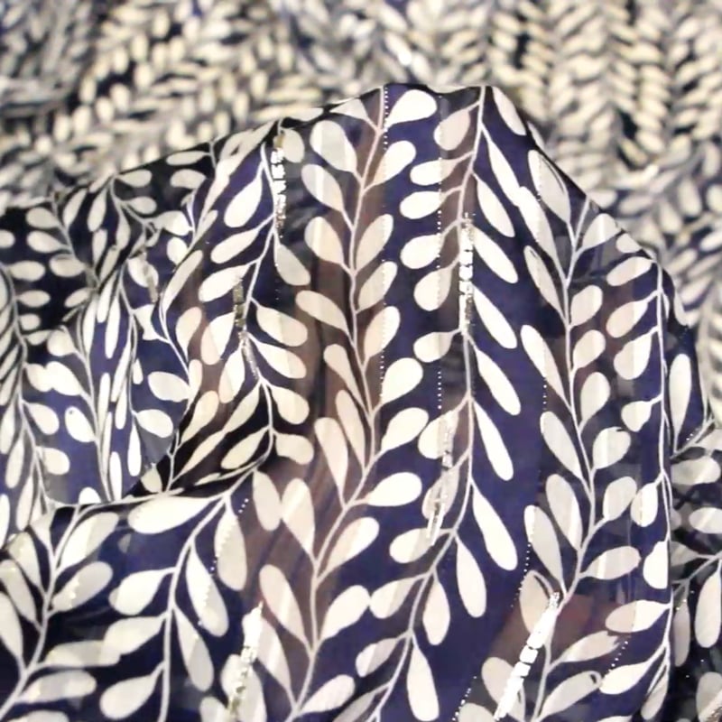 Vidéo: Mousseline bande satin rayure lurex - Feuilles blanches fond marine