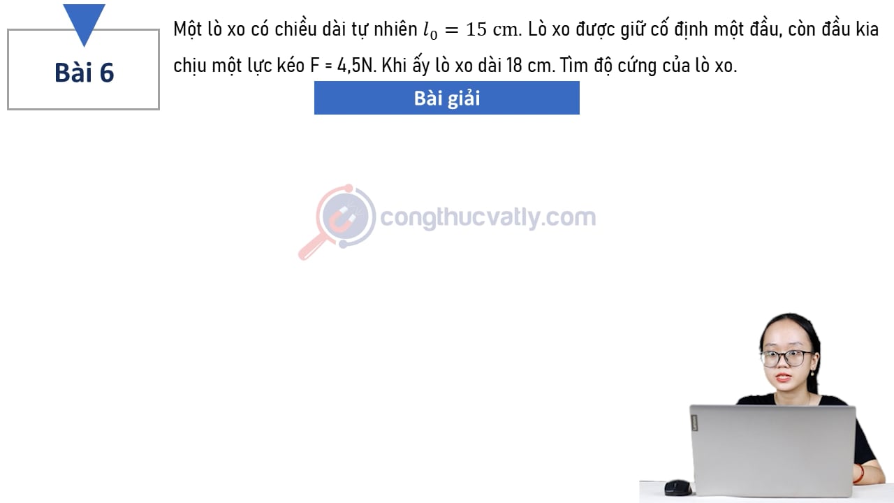 Một lò xo có chiều dài tự nhiên l0=15 cm. Lò xo được giữ cố định một đầu, còn đầu kia chịu một lực kéo F = 4,5 N. Tìm độ cứng của lò xo.