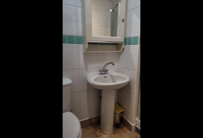 A Bargain Large Studio Flat in Micham.  Main Photo