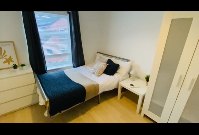 Double room in student/professional house Main Photo