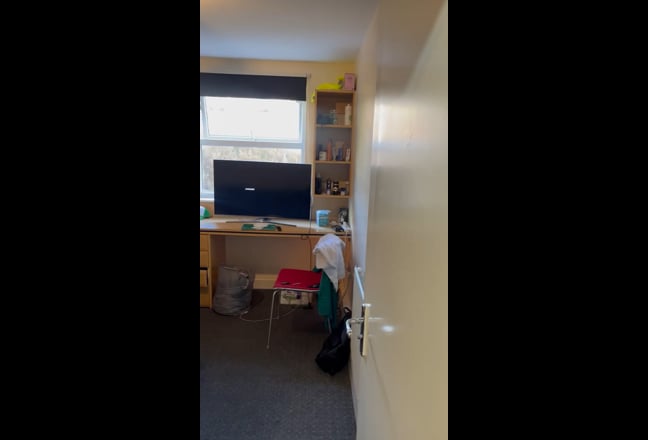 Room 2 available in a 3-bed house share. Main Photo