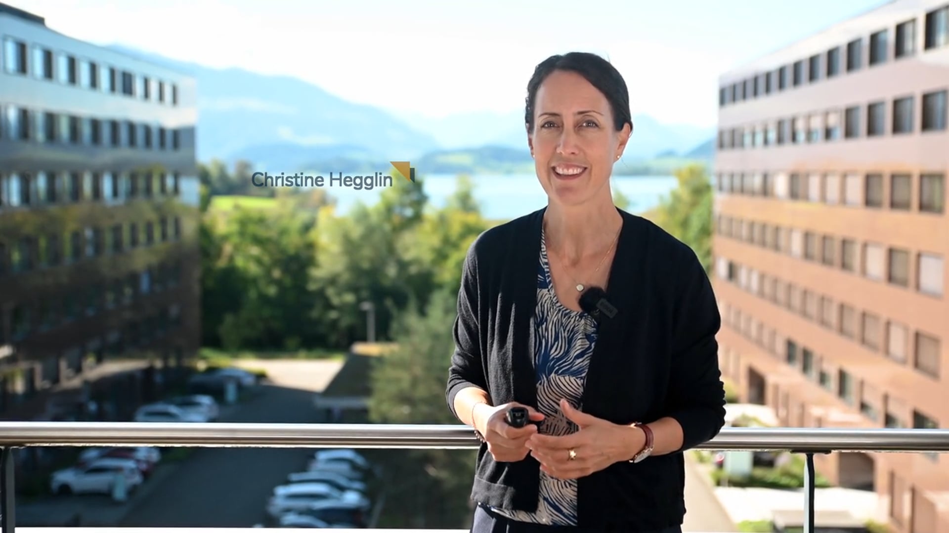 Christine Hegglin auf der Terrasse des Zuger Businesshub, im Hintergrund der Zugersee.