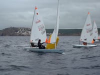 Un centenar de regatistes competeixen al Trofeu Mar d'Empúries