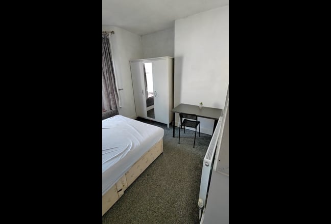 Clean room in a modern HMO– All bills included Main Photo