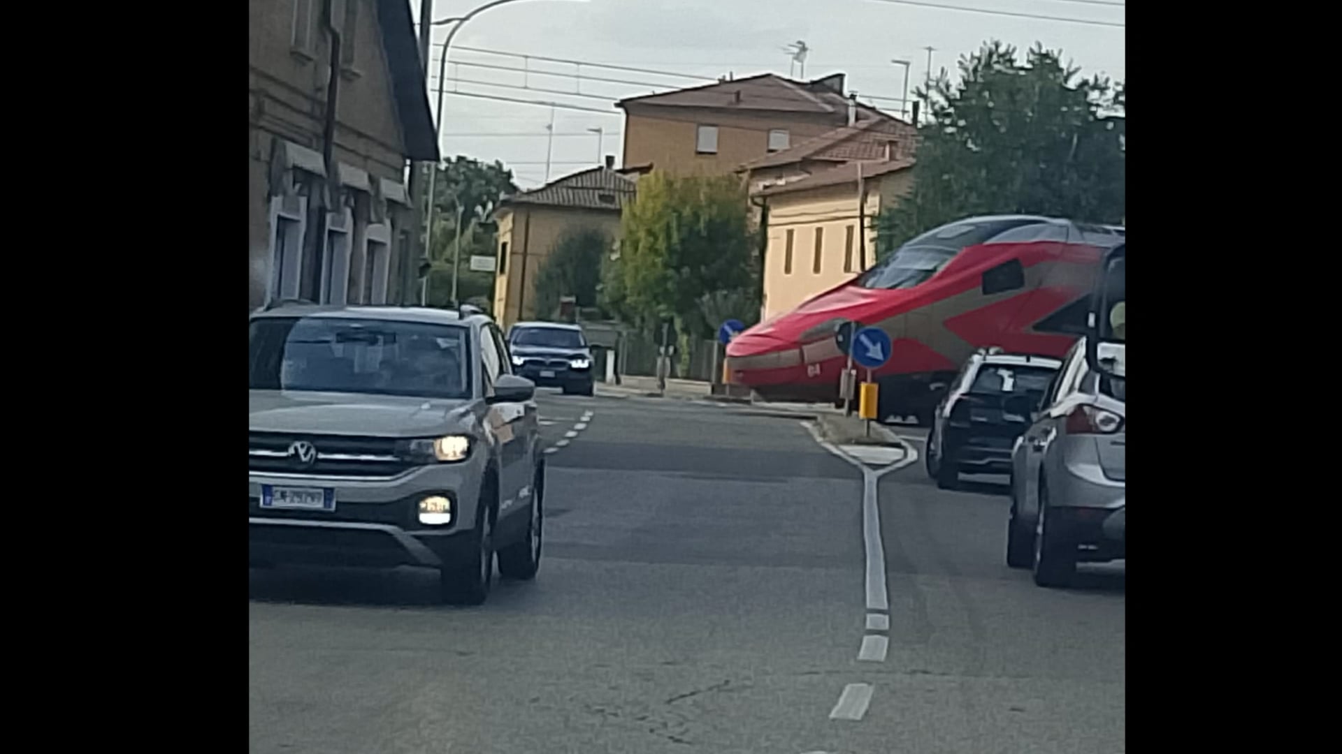 Guasto al passaggio a livello di via Zanardi, Frecciarossa passa a bassa velocità