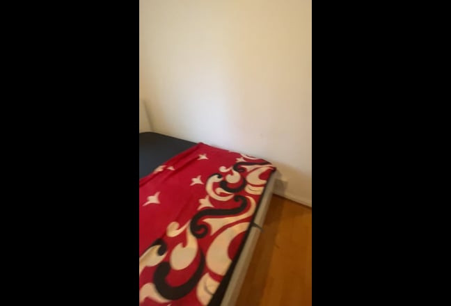 Double Rooms next to shadwell stn-1 stop bank Main Photo