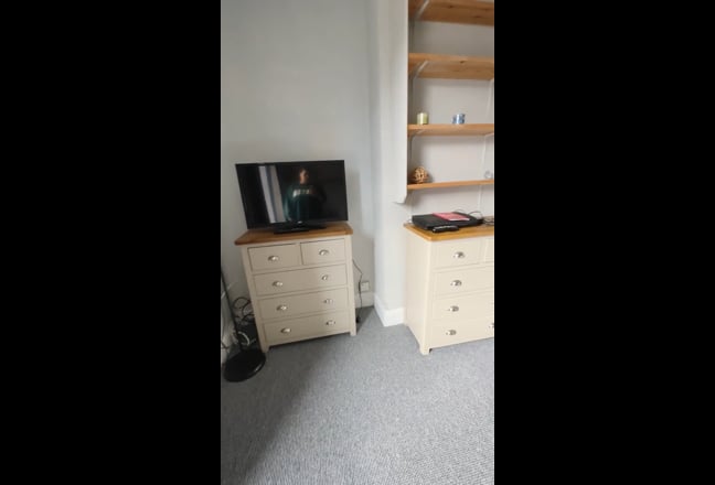 One spacious room for rent in excellent location Main Photo