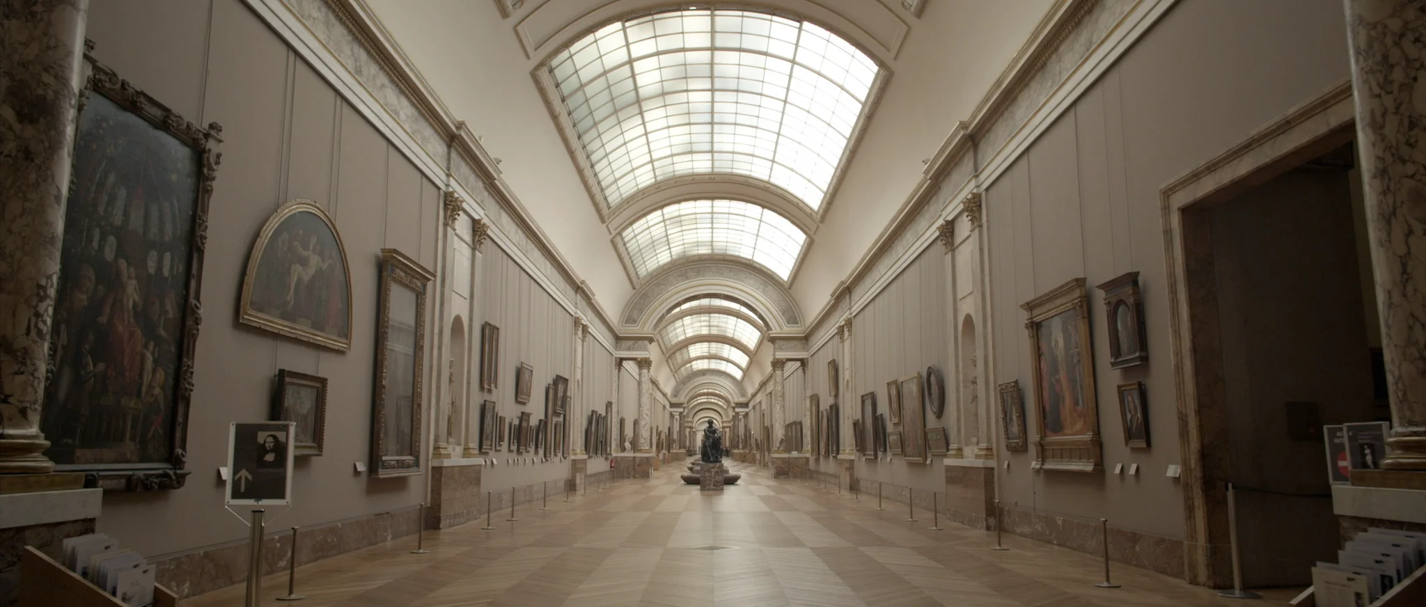 誰もいない静まりかえったルーブル美術館を心ゆくまで一人で堪能