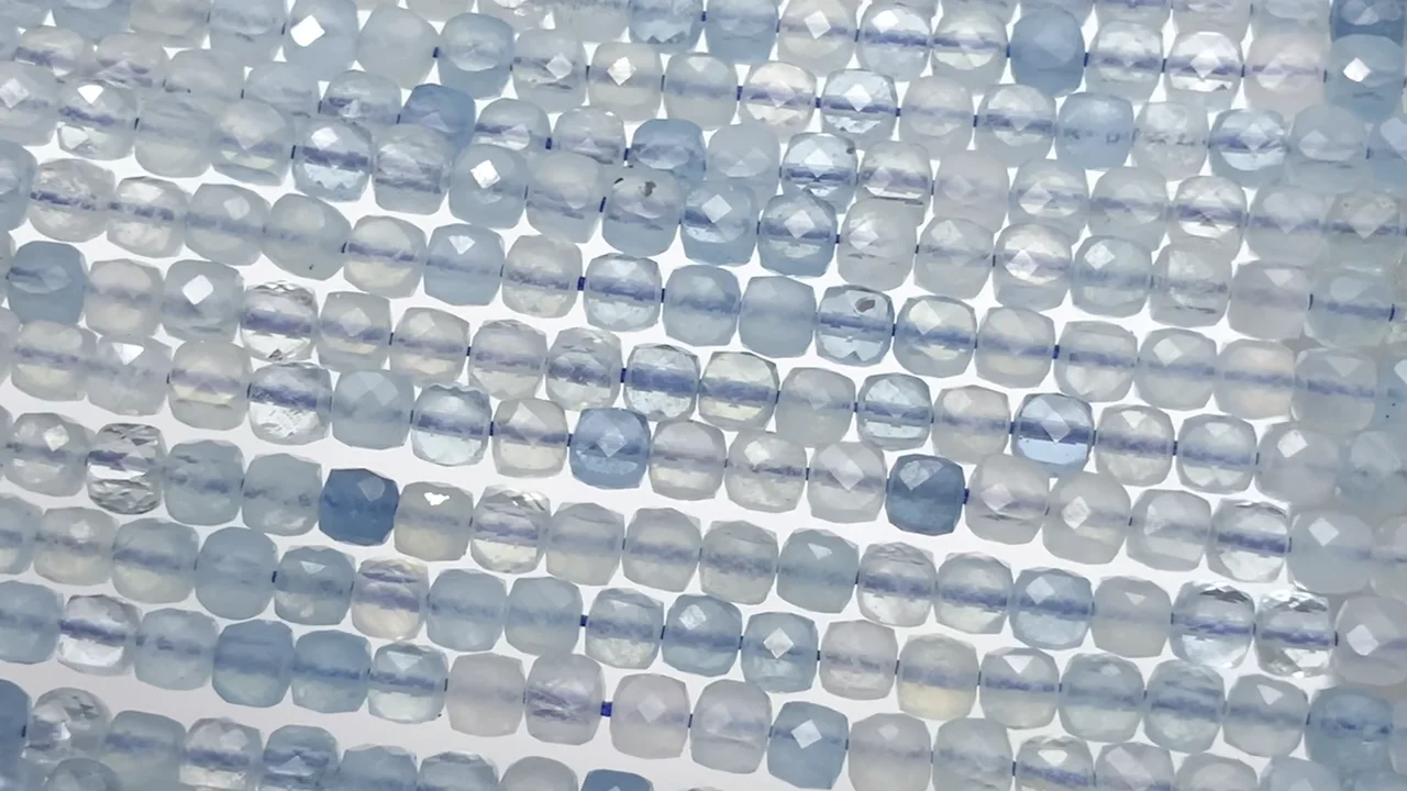 動画】【素晴らしい輝き】アクアマリンAAA- キューブカット4×4×4mm 半