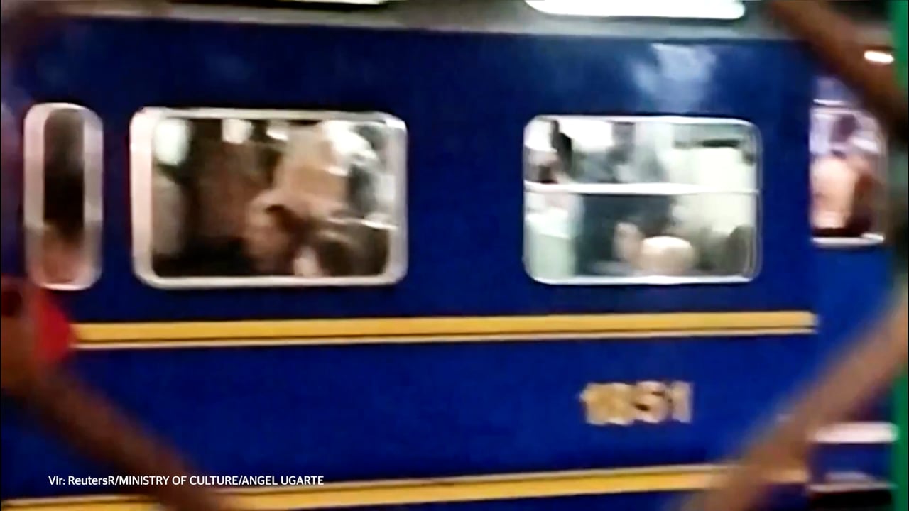 Pred Machu Picchujem obtičalo 900 turistov