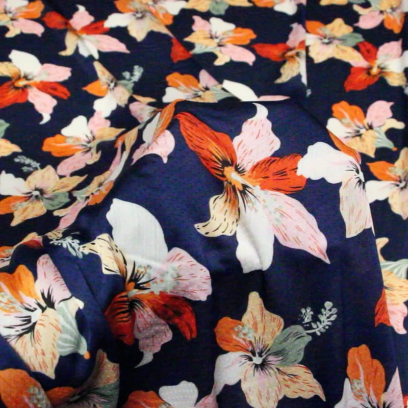 Vidéo: Satin crinckle - Fleurs multicolores fond bleu marine