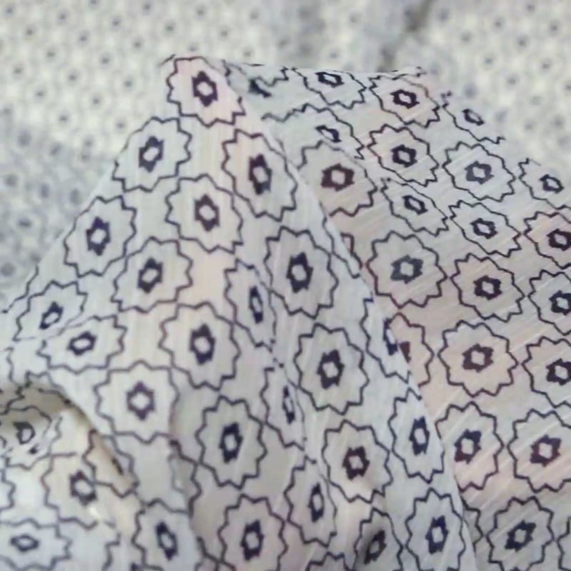 Vidéo: Georgette crinckle - Fleurs géométriques marine fond blanc