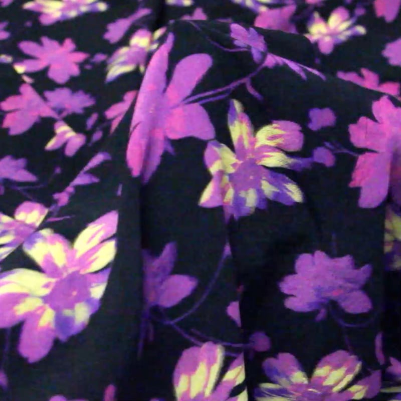 Vidéo: Crêpe 100% viscose - Fleurs violettes et jaunes fond noir