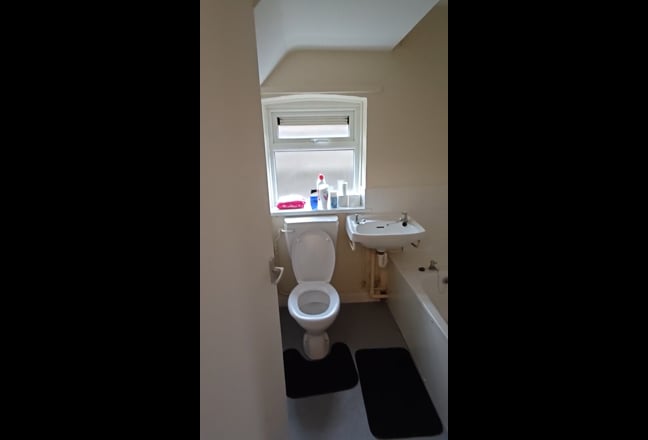 Double Room in recently refurbished flat Main Photo