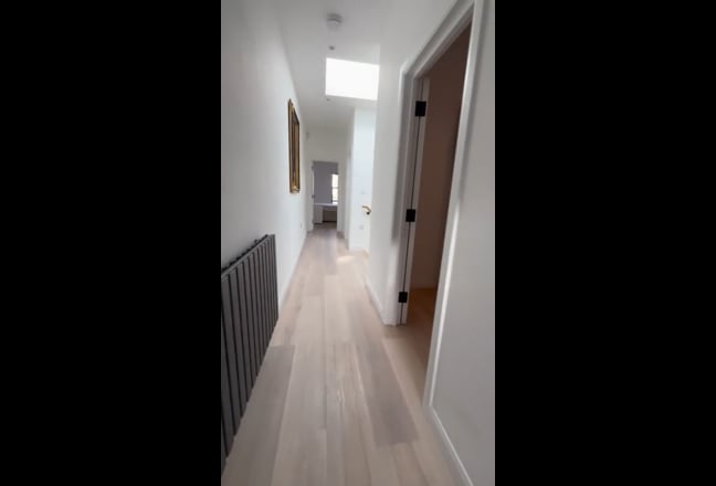 Large room in modern 2-bed (partially furnished) Main Photo