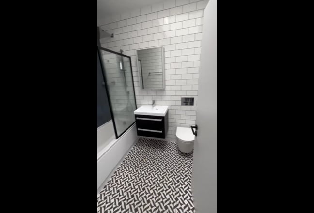 Large room in modern 2-bed (part-furnished) Main Photo
