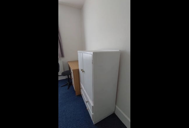 Lovely room, 1 min walk to z.2/3 tube, bills incl. Main Photo