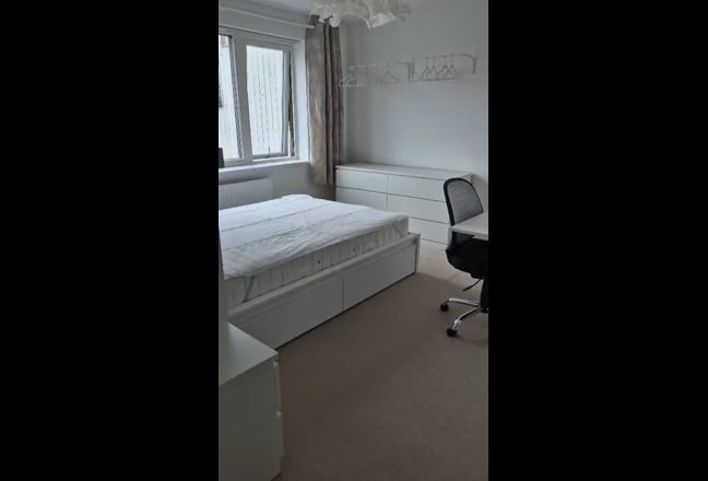Double en-suite in a modern, two-storey flat Main Photo