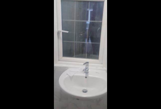 Spacious bedsit close to transportation and shops Main Photo