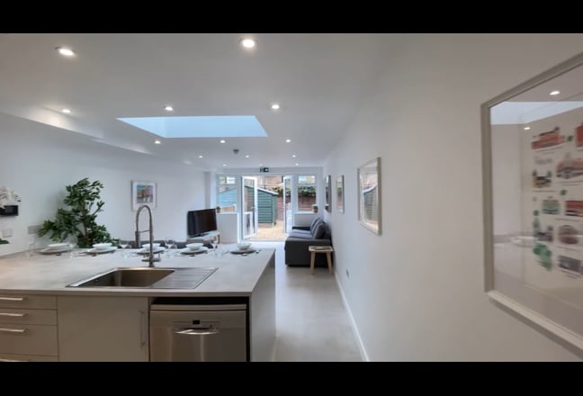 Modern house with large garden, 5 mins walk to CJ Main Photo