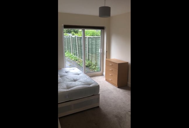 Hillingdon lovely large Double Ensuite Bedroom Main Photo
