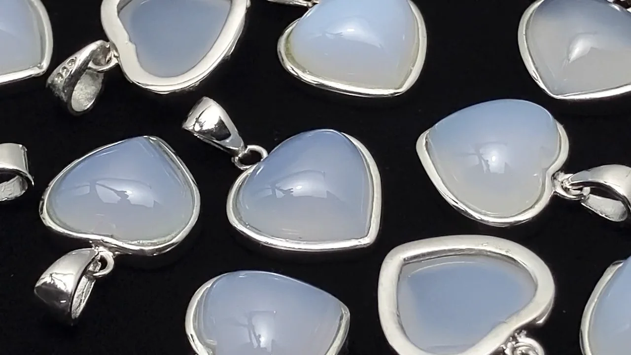 1個1,480円！天然色ブルーカルセドニー ハート型ペンダントトップ14×14