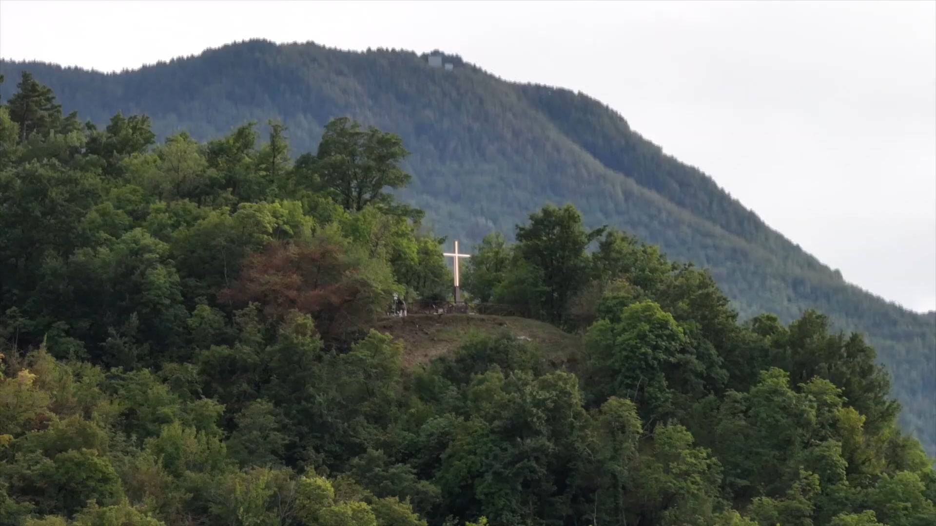 Una croce svetta su Porretta grazie al Gruppo Monti