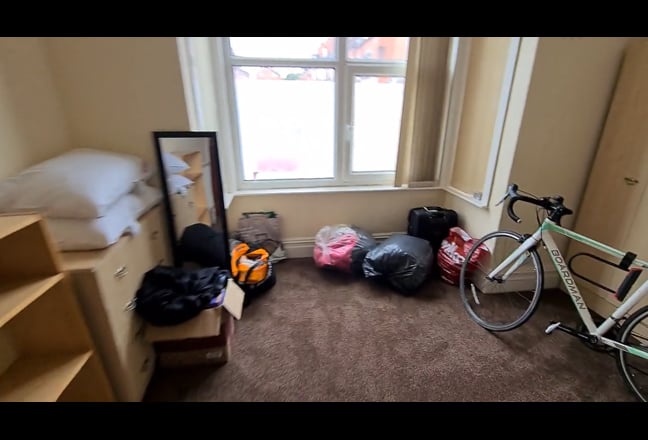 Central Hyde Park, huge bedrooms, close to Uni Main Photo