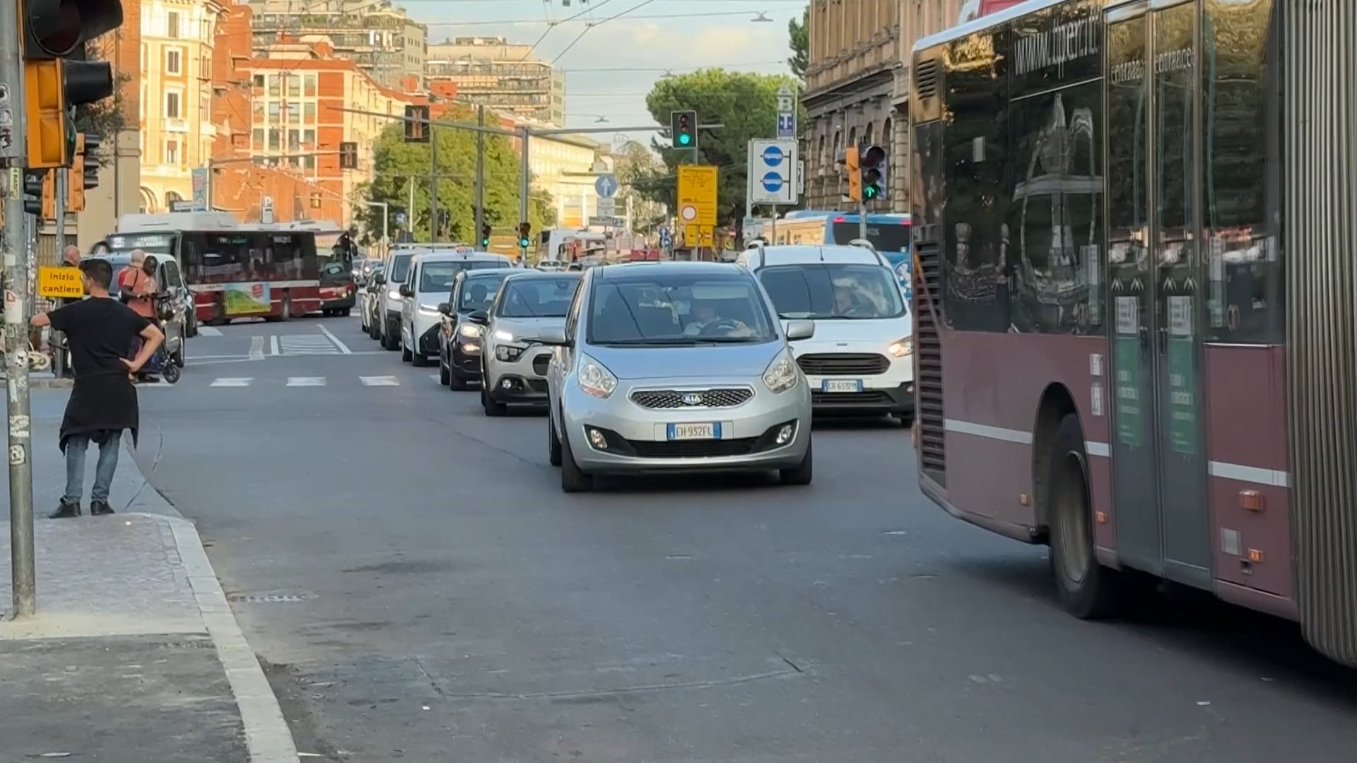 Viale Pietramellara: sperimentazione conclusa. A ottobre pista ciclabile e fittoni