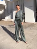 Vidéo: Combinaison asymétrique en satin vert avec manches chauve-souris et ceinture