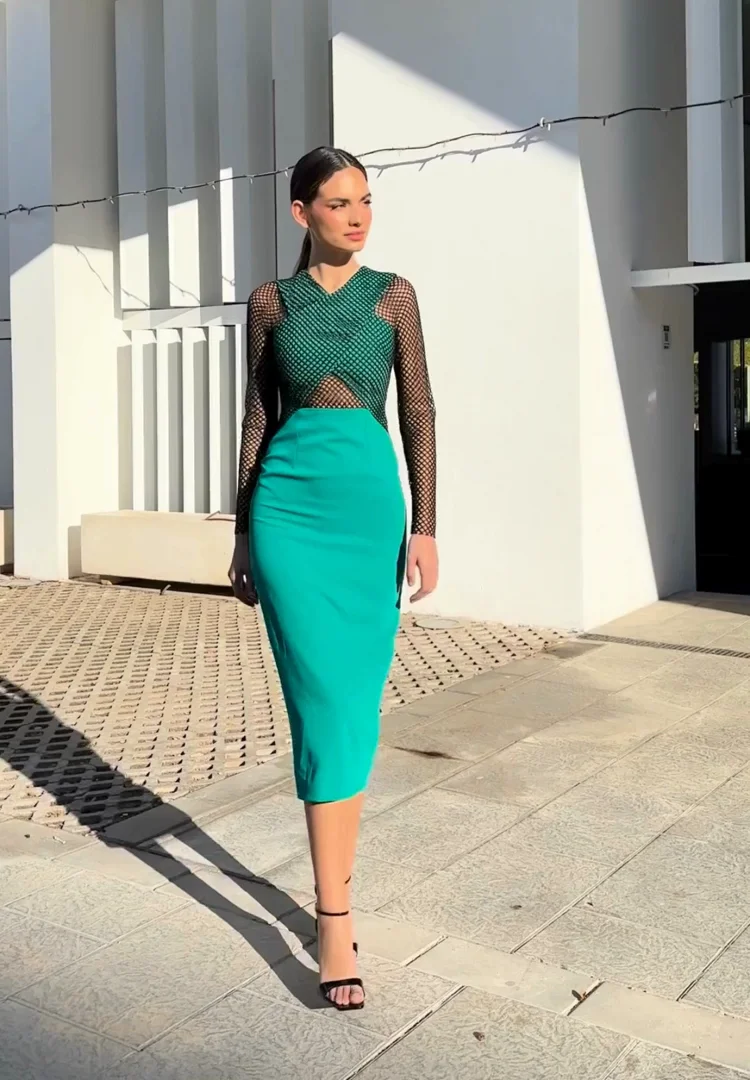 Vestido mini verde y negro con cuerpo cruzado y malla