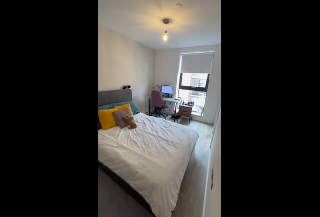 Double En-Suite Room Available – Central Location Main Photo
