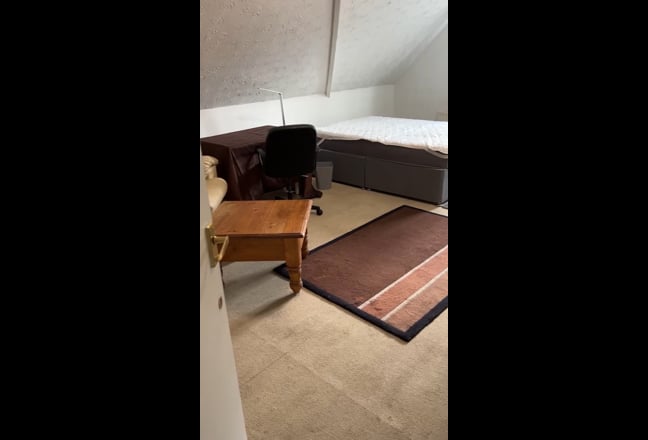 Large double room in Westbourne Main Photo