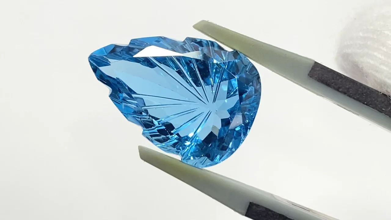 動画】【1点もの】スイスブルートパーズAAA ルース 彫刻入りファセット
