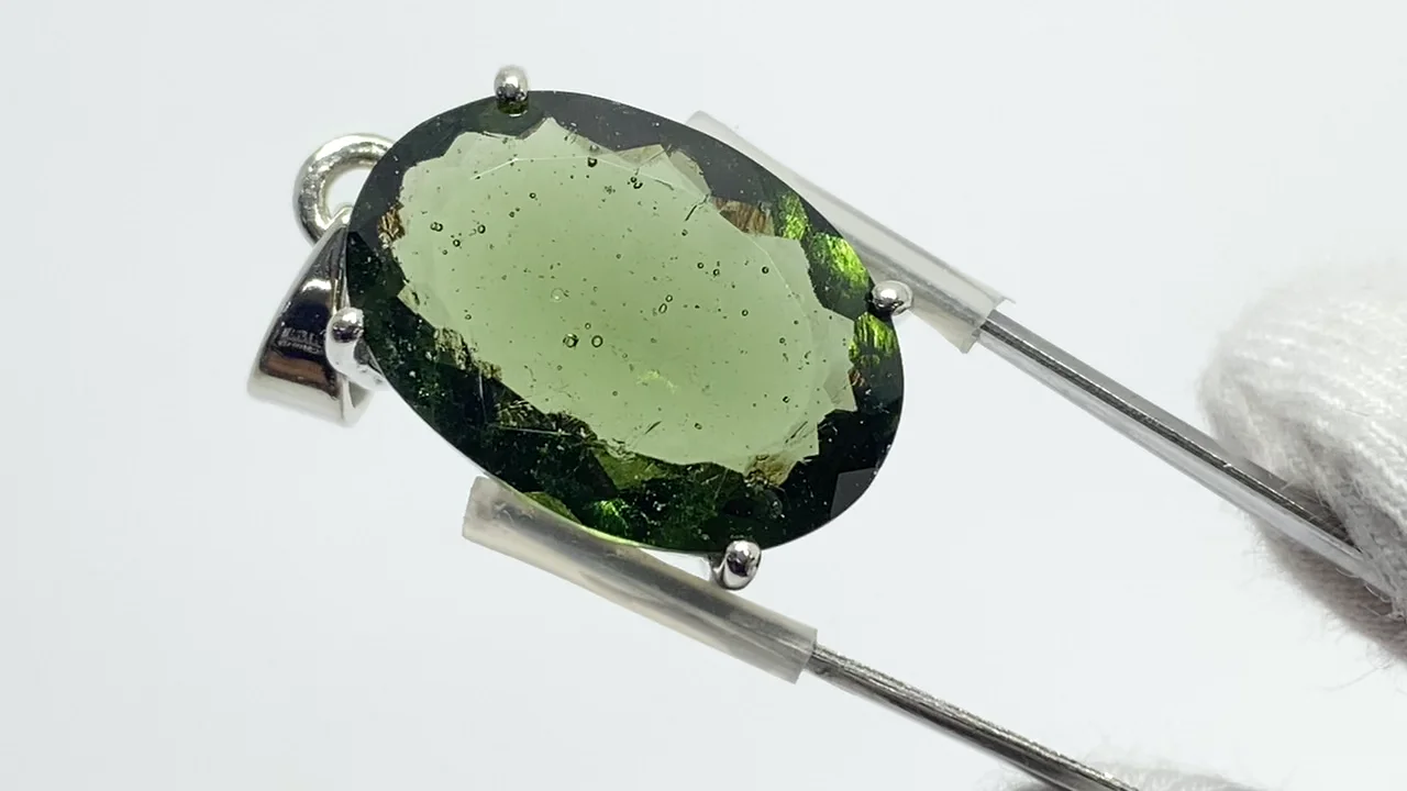 動画】【1点もの】モルダバイトAAA ファセットカットペンダントトップ