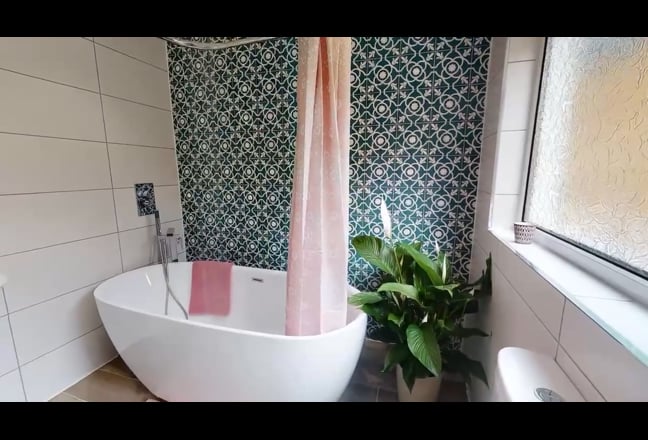 Large double bedroom in modern home!  Main Photo