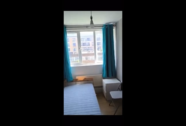 Bright, Cozy room let in a Prime Location Main Photo