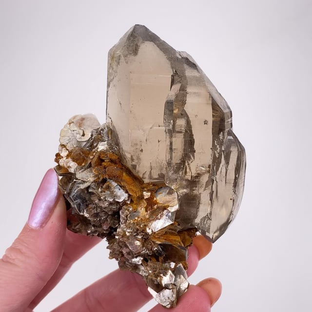 置物 Gwindel Quartz var: Smoky (GEM ''Gwindel''-esque group) on Muscovite