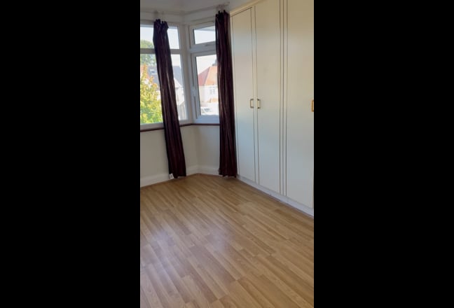 To Let – Four-Bedroom Semi-Detached House, Edgware Main Photo