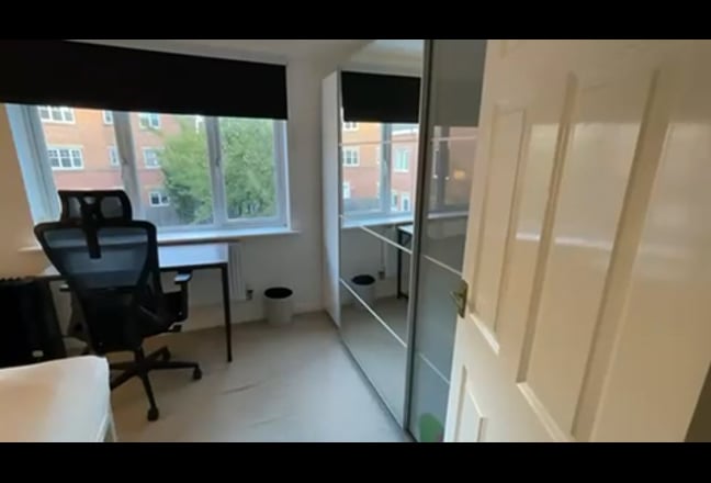 Bedroom available - 4 mins walk to Metro & Asda Main Photo