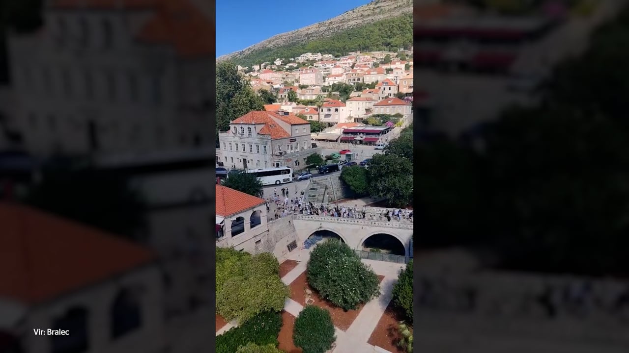 Trume obiskovalcev v vrsti čakale pred priljubljeno dubrovniško turistično točko