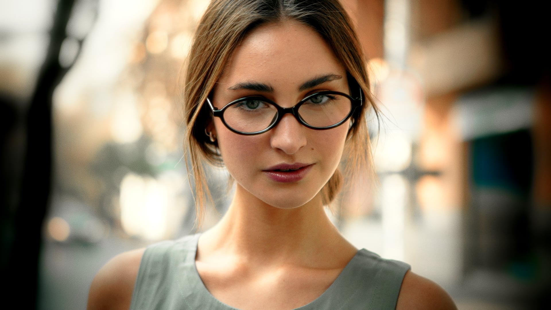 BETWEEN THOUGHT AND SCENE