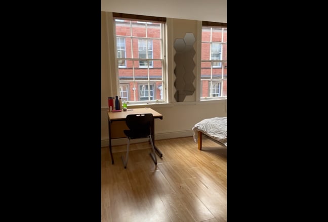Affordable room in the city centre Main Photo