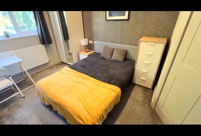 Furnished Double Room Close to Train Station Main Photo