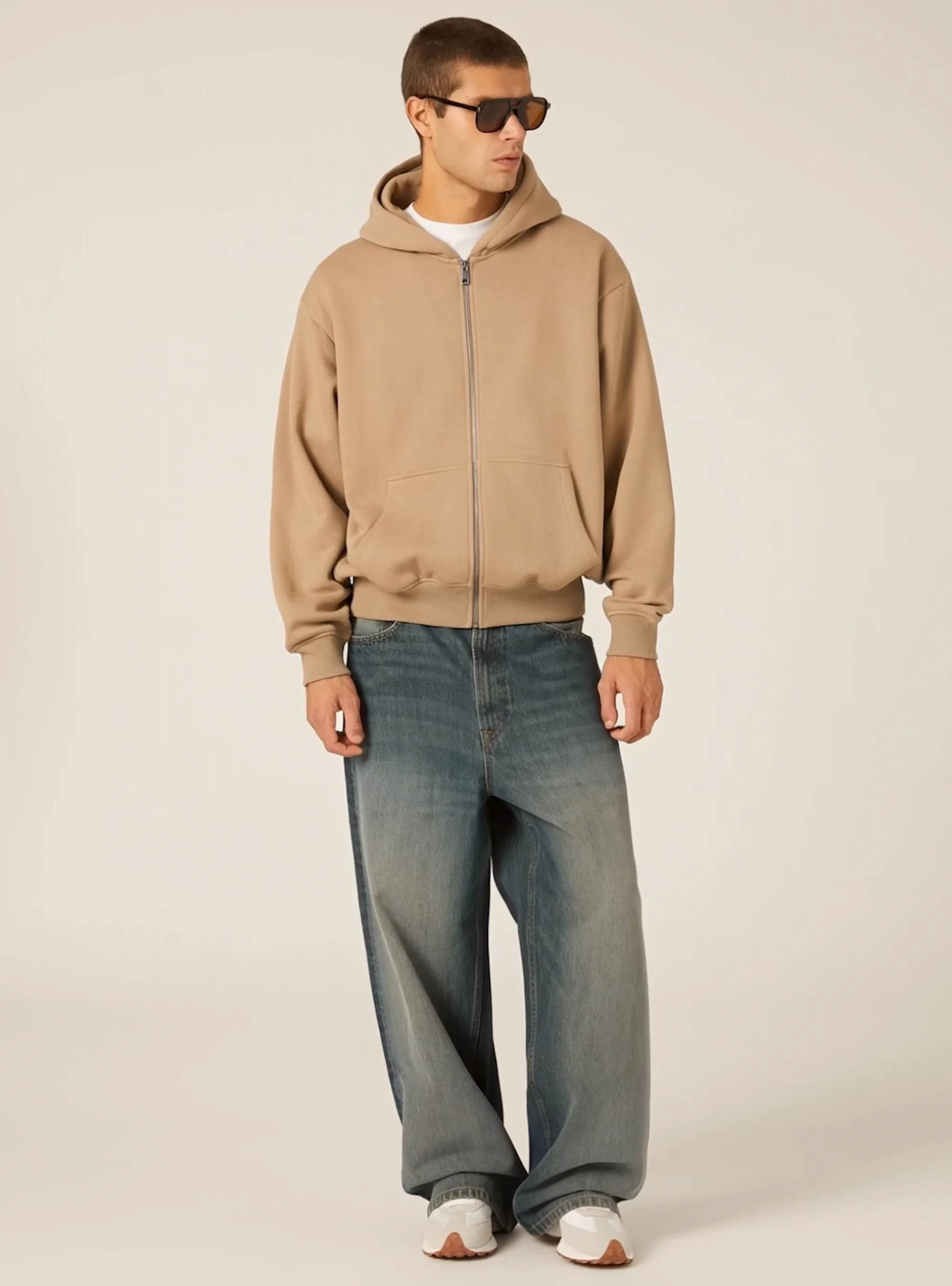 Hoodie berresleting dengan potongan longgar.