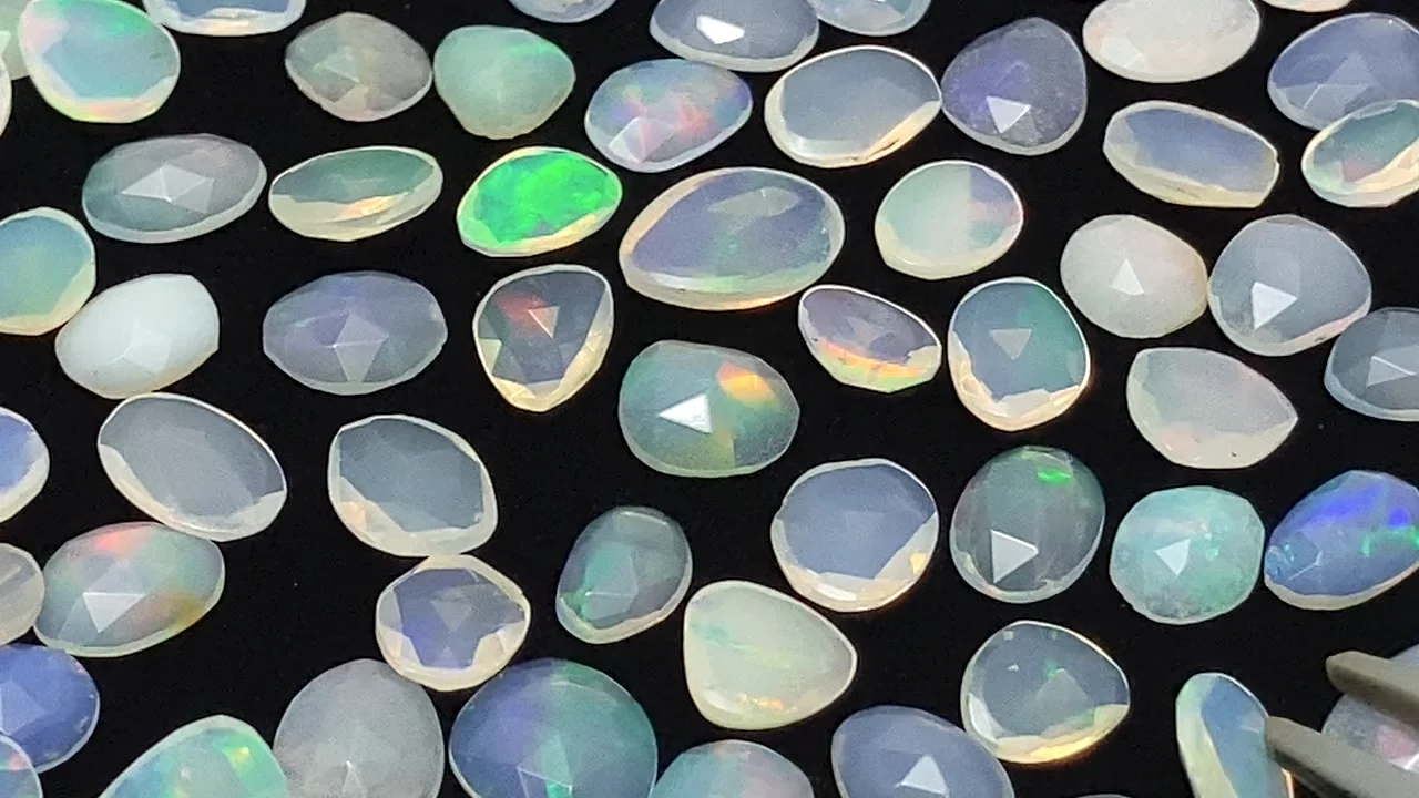 宝石ルース 『魅力的な全面の彩りの斑（ふ）』エチオピア産天然オパール1.360ソ 宝石ルース 『魅力的な全面の彩りの斑（ふ）』エチオピア産天然