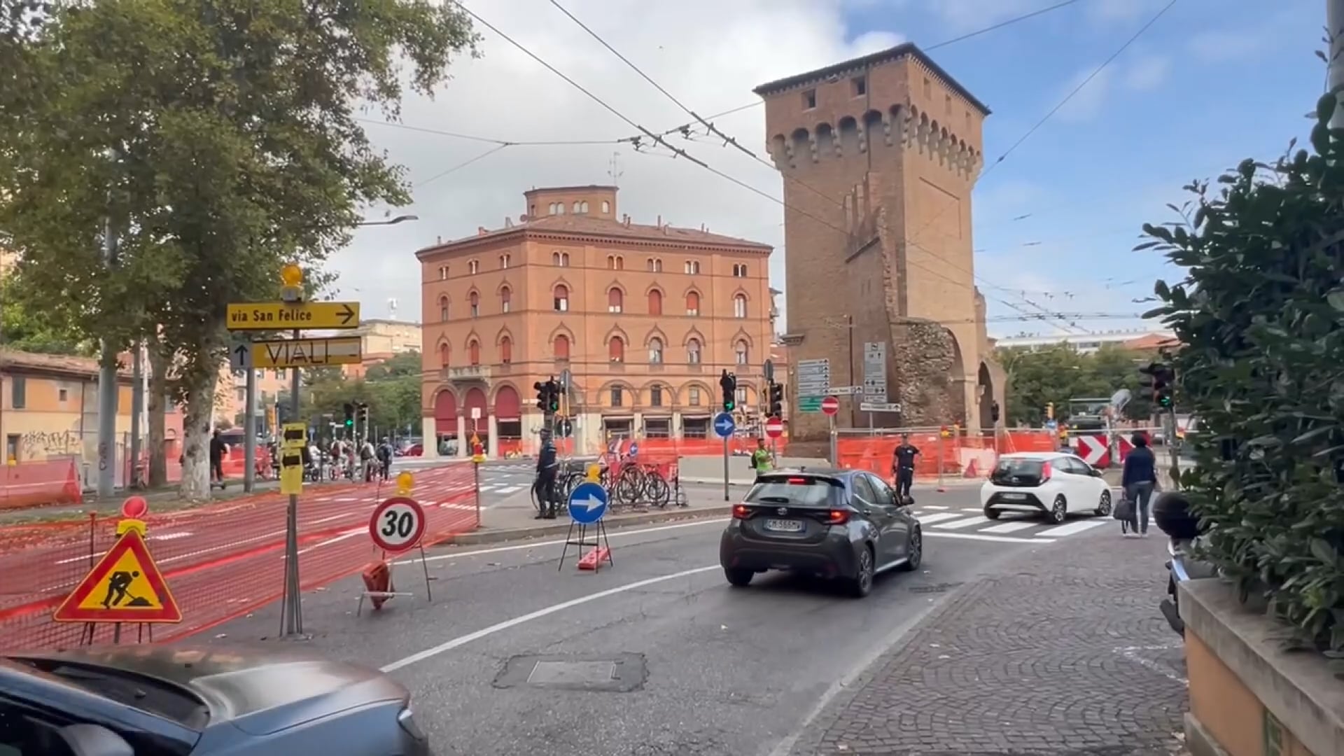 Tram, a Porta San Felice cambia la viabilità. Traffico in tilt, code e rallentamenti
